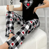 Set de pijamale cu tricou negru și pantaloni în carouri cu inimioare