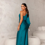 Alina – Rochie elegantă din satin, cu design asimetric și fantă laterală