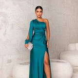 Alina – Rochie elegantă din satin, cu design asimetric și fantă laterală