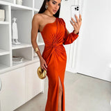 Alina – Rochie elegantă din satin, cu design asimetric și fantă laterală