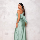 Alina – Rochie elegantă din satin, cu design asimetric și fantă laterală