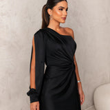 Alina – Rochie elegantă din satin, cu design asimetric și fantă laterală
