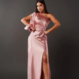Alina – Rochie elegantă din satin, cu design asimetric și fantă laterală